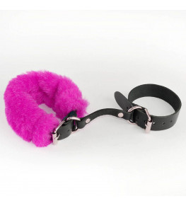 Черные кожаные наручники со съемной ярко-розовой опушкой