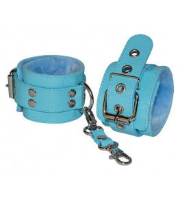 Голубые лаковые наручники с меховой отделкой