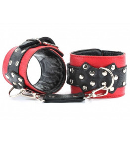 Красные наручники с чёрными проклёпанными ремешками с пряжкой